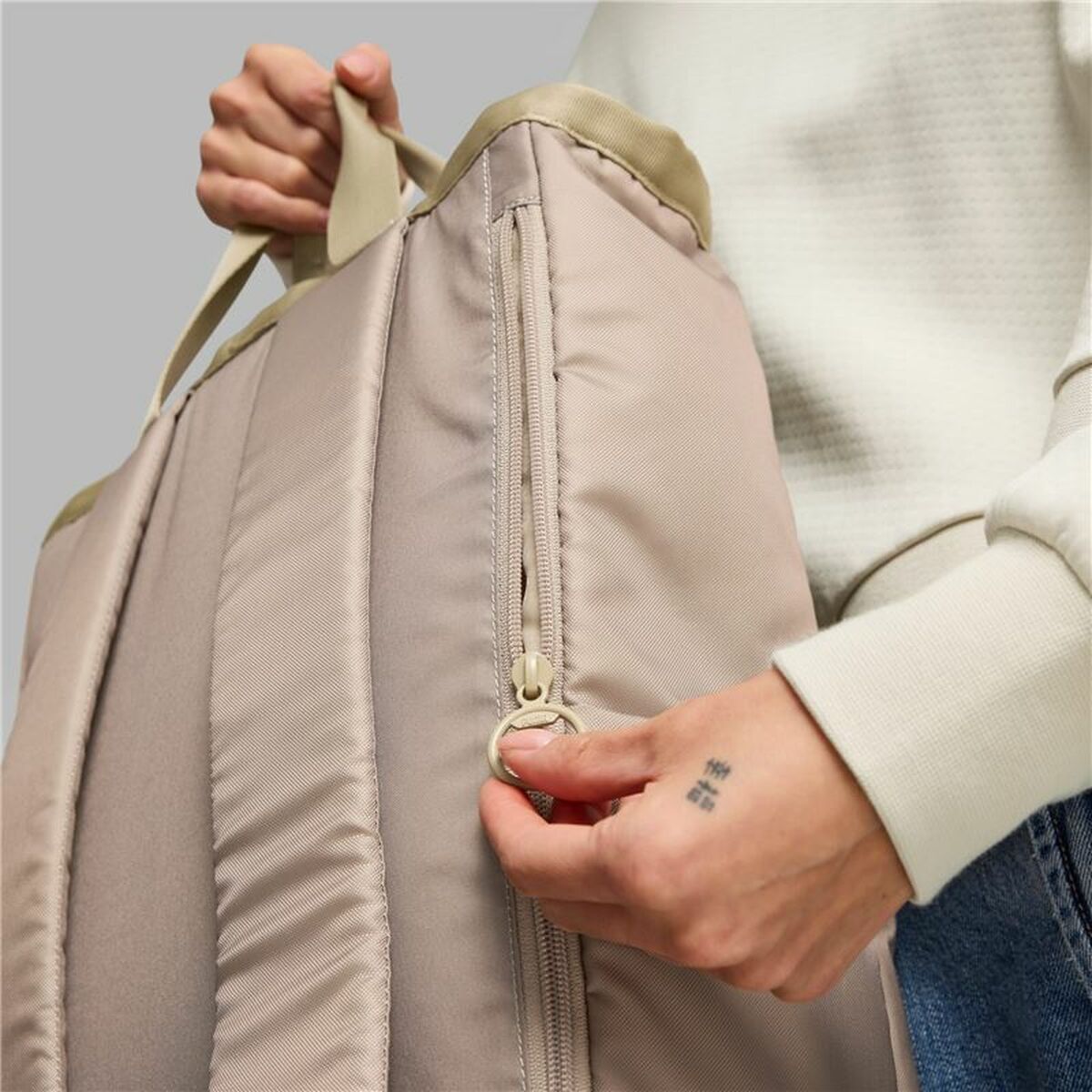 V4H2AFCE251683EFE24C3120E5C3E8FE94DR5447753P4